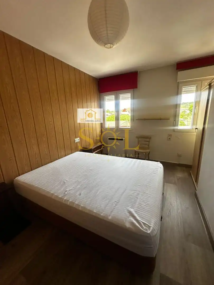 Dormitori de Apartament en venda en León Capital  amb Calefacció, Parquet i Moblat