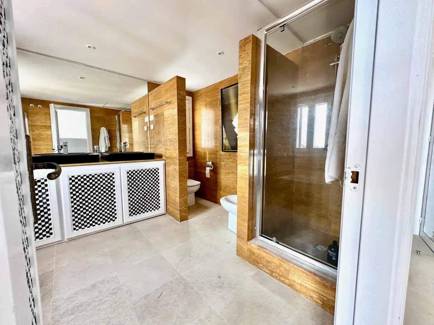 Badezimmer von Einfamilien-Reihenhaus zum Verkauf in Marbella mit Klimaanlage, Privatgarten und Terrasse