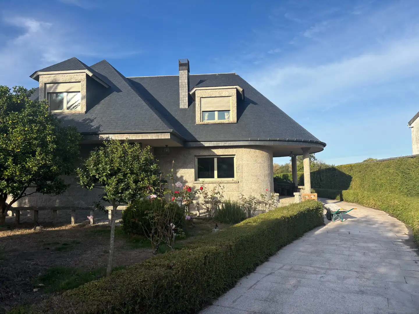 Vista exterior de Casa o chalet en venta en Santiago de Compostela  con Calefacción, Jardín privado y Parquet