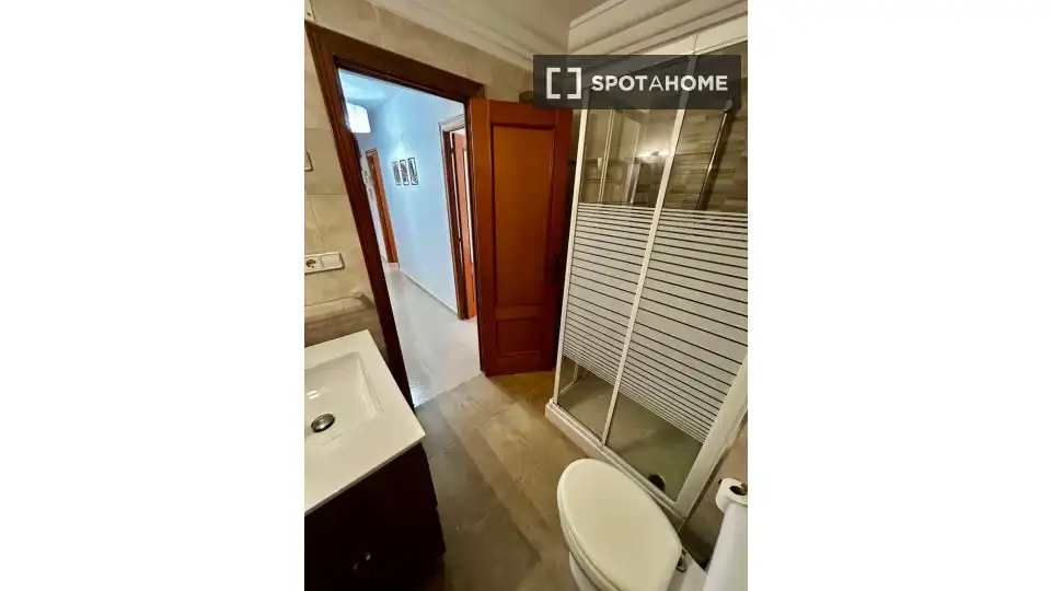 Baño de Piso de alquiler en Alicante / Alacant con Aire acondicionado, Calefacción y Amueblado