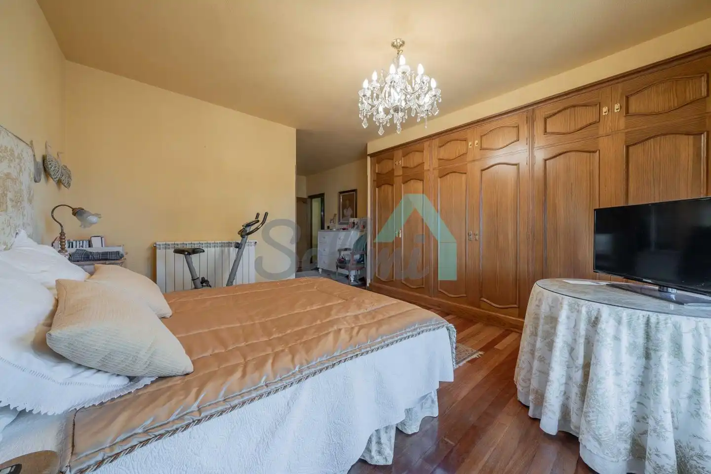 Dormitori de Casa o xalet en venda en Oviedo  amb Calefacció, Jardí privat i Parquet