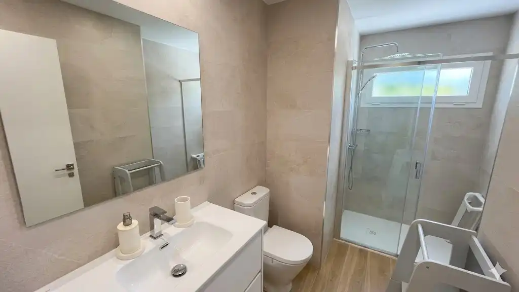 Baño de Piso en venta en Madrid con Calefacción, Terraza y Trastero