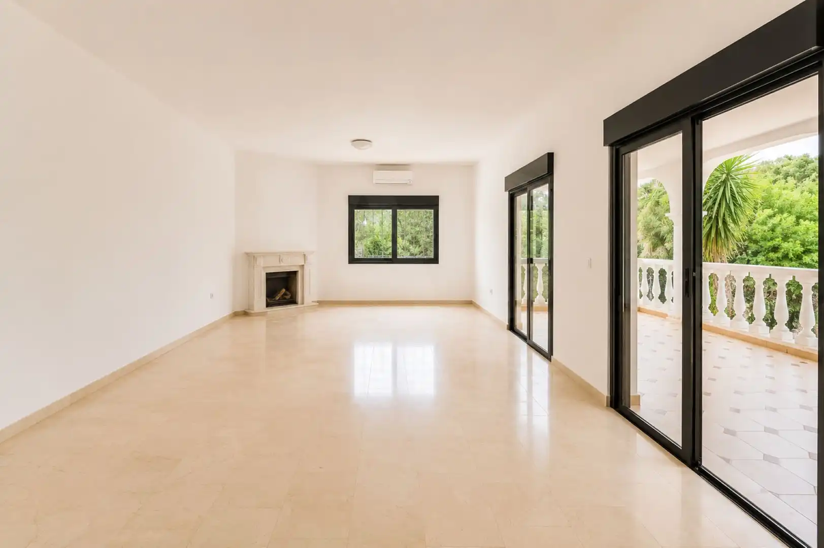 Sala d'estar de Casa o xalet en venda en Marbella amb Aire condicionat i Terrassa