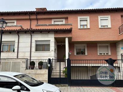 Vista exterior de Casa adosada en venda en Laguna de Duero amb Calefacció i Terrassa