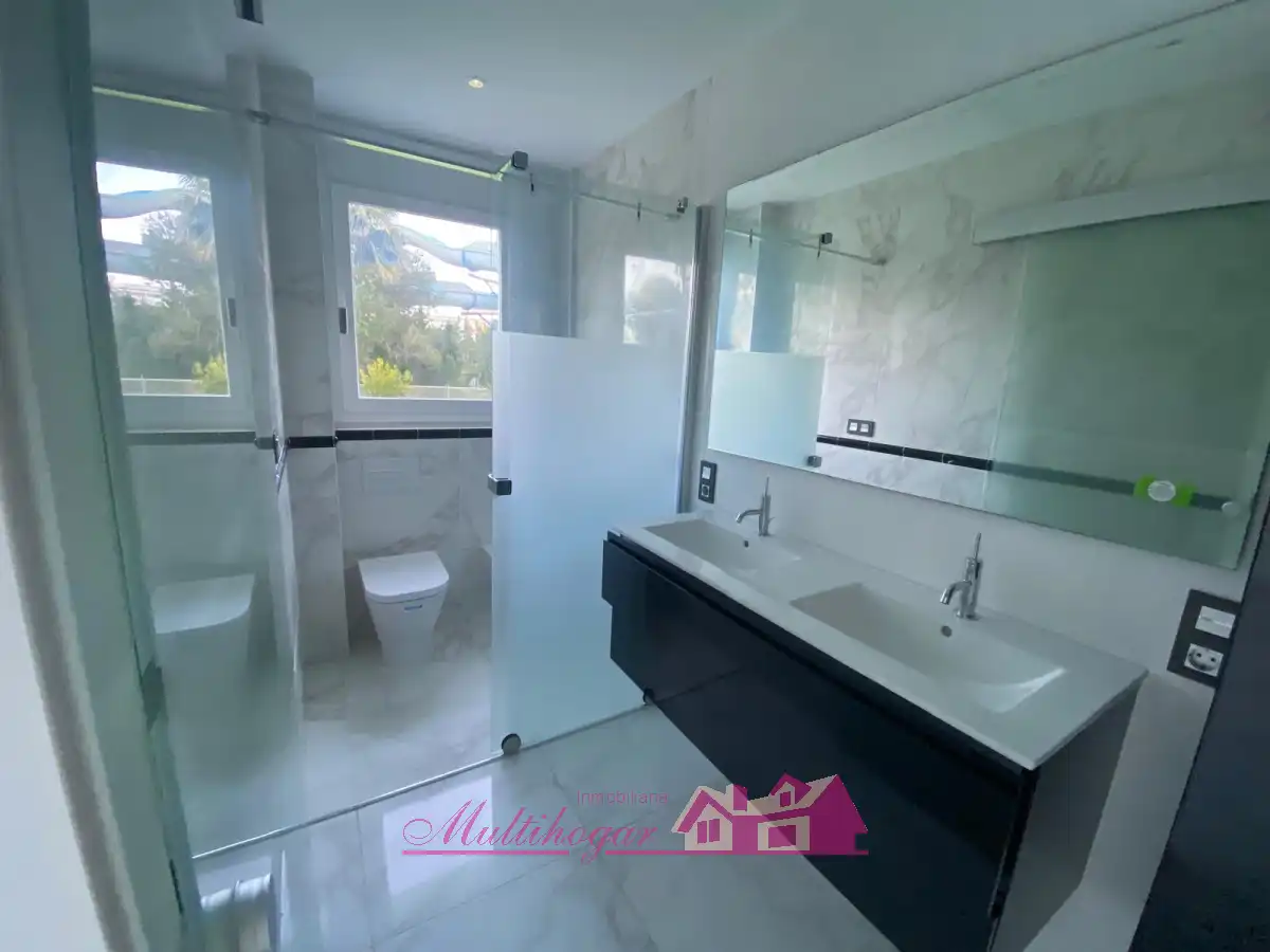Badezimmer von Erdgeschoss zum Verkauf in Sant Josep de sa Talaia mit Klimaanlage, Heizung und Privatgarten