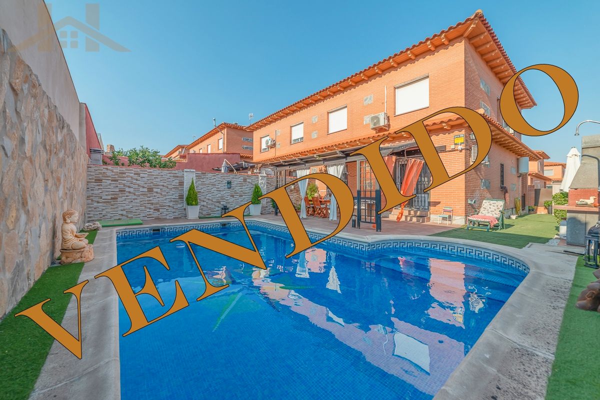 Swimming pool of Single-family semi-detached for sale in Ugena  with Air Conditioner, Heating and Private garden