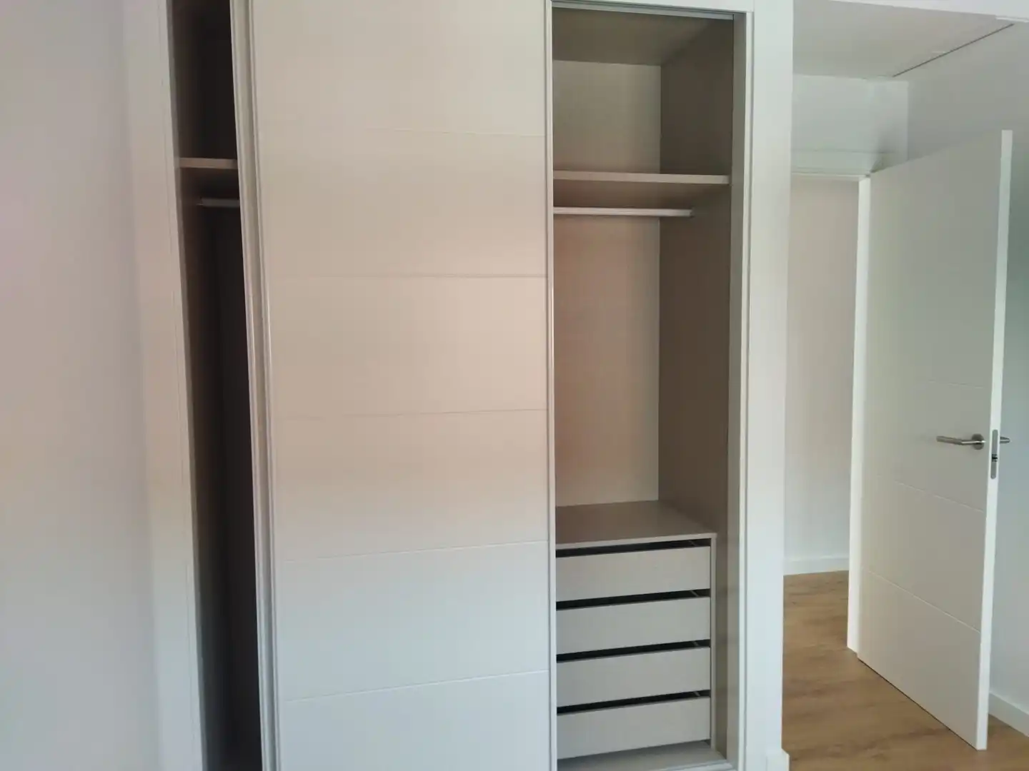 Dormitori de Apartament de lloguer en Estepona amb Aire condicionat, Terrassa i Traster