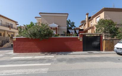 Vista exterior de Casa o xalet en venda en Vegas del Genil amb Aire condicionat i Terrassa