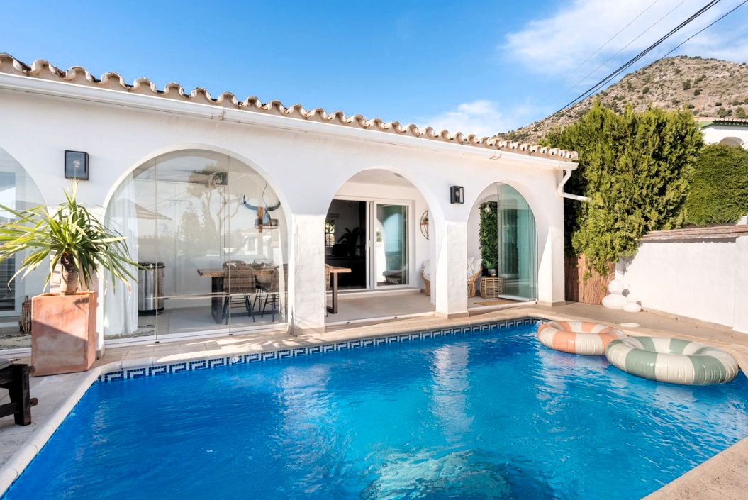 Swimming pool of House or chalet for sale in Benalmádena  with Air Conditioner, Heating and Private garden