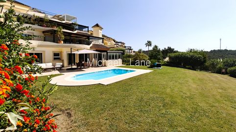 Amplio apartamento con jardín de 3 dormitorios en San Roque Club
