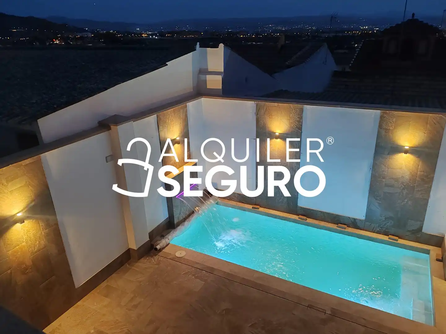 Piscina de Casa o chalet de alquiler en Jun con Aire acondicionado, Terraza y Piscina