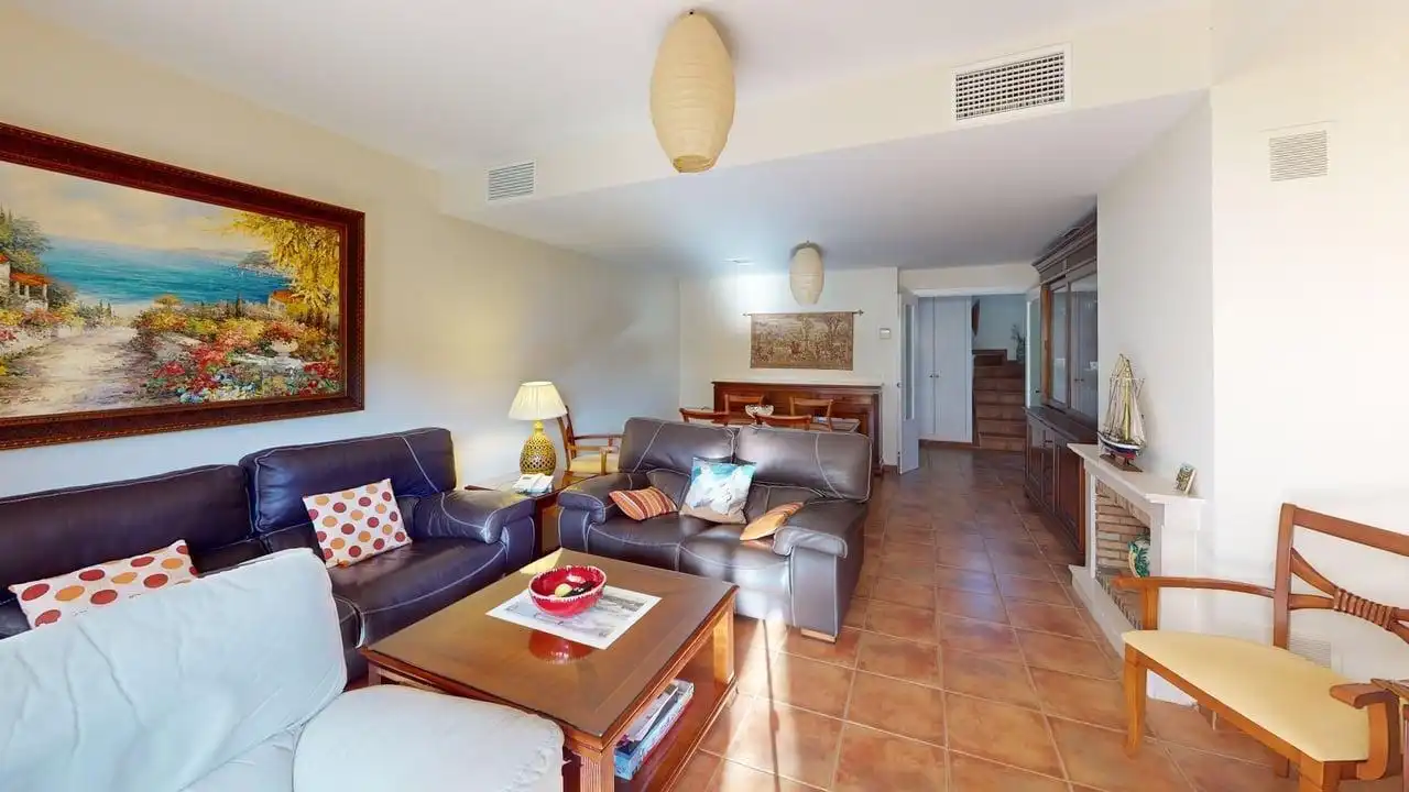 Sala de estar de Casa adosada de alquiler en Guillena con Aire acondicionado, Calefacción y Jardín privado