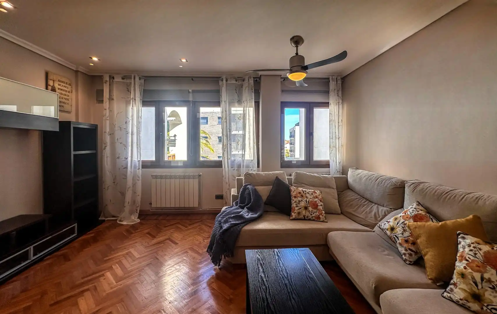 Sala de estar de Dúplex en venta en Santa Cruz de Bezana con Calefacción y Amueblado