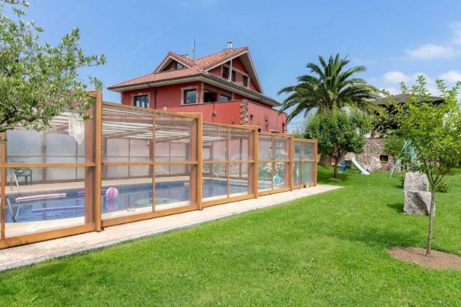 Piscina de Casa o xalet en venda en Oviedo 