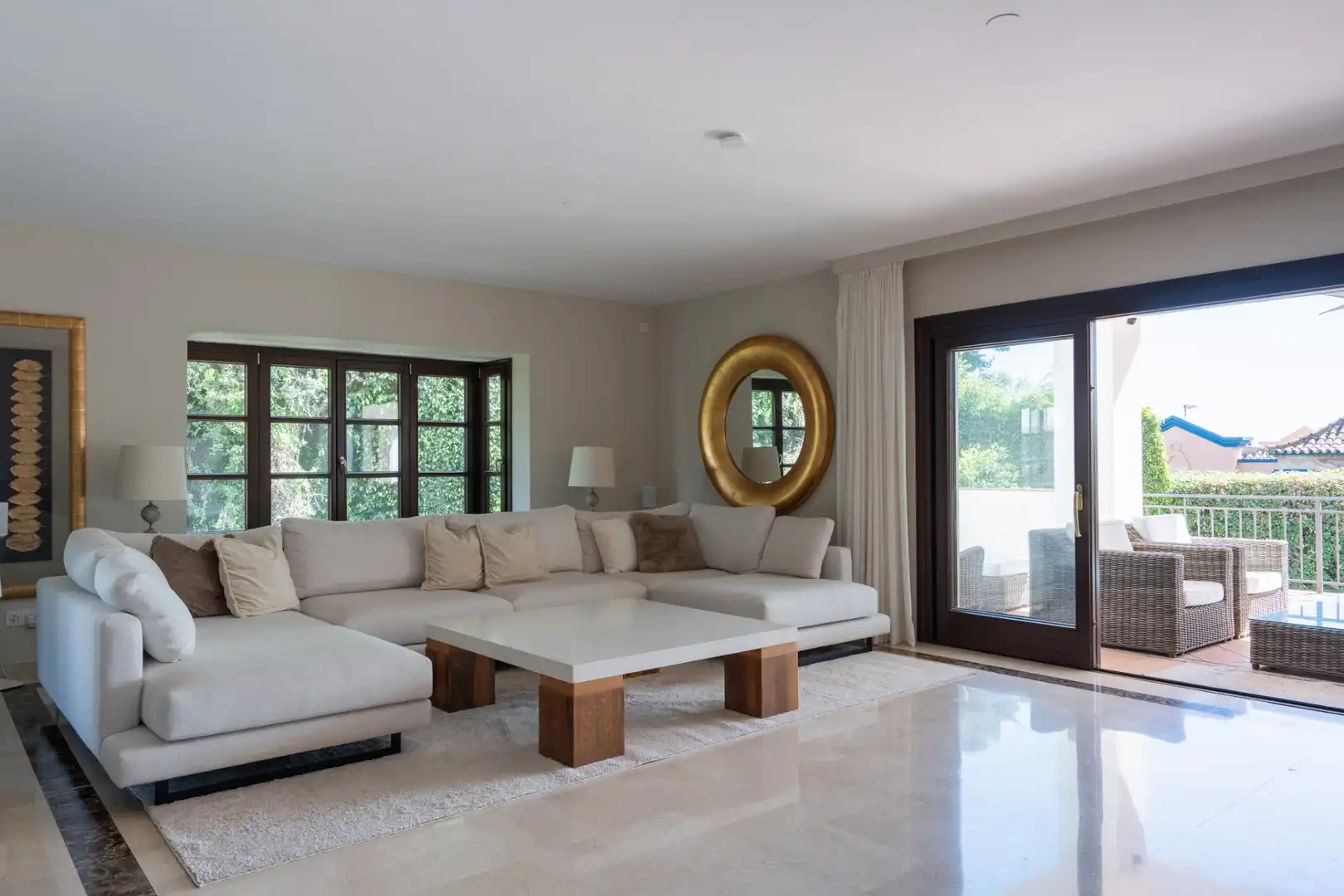 Sala d'estar de Casa o xalet en venda en Marbella amb Aire condicionat, Calefacció i Jardí privat