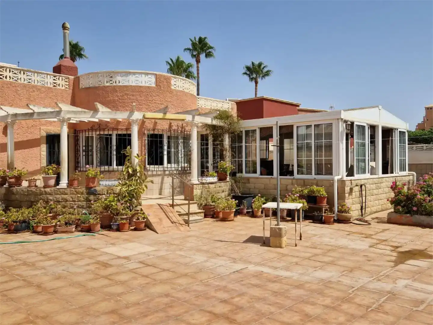 Vista exterior de Casa o xalet en venda en Roquetas de Mar amb Aire condicionat i Balcó