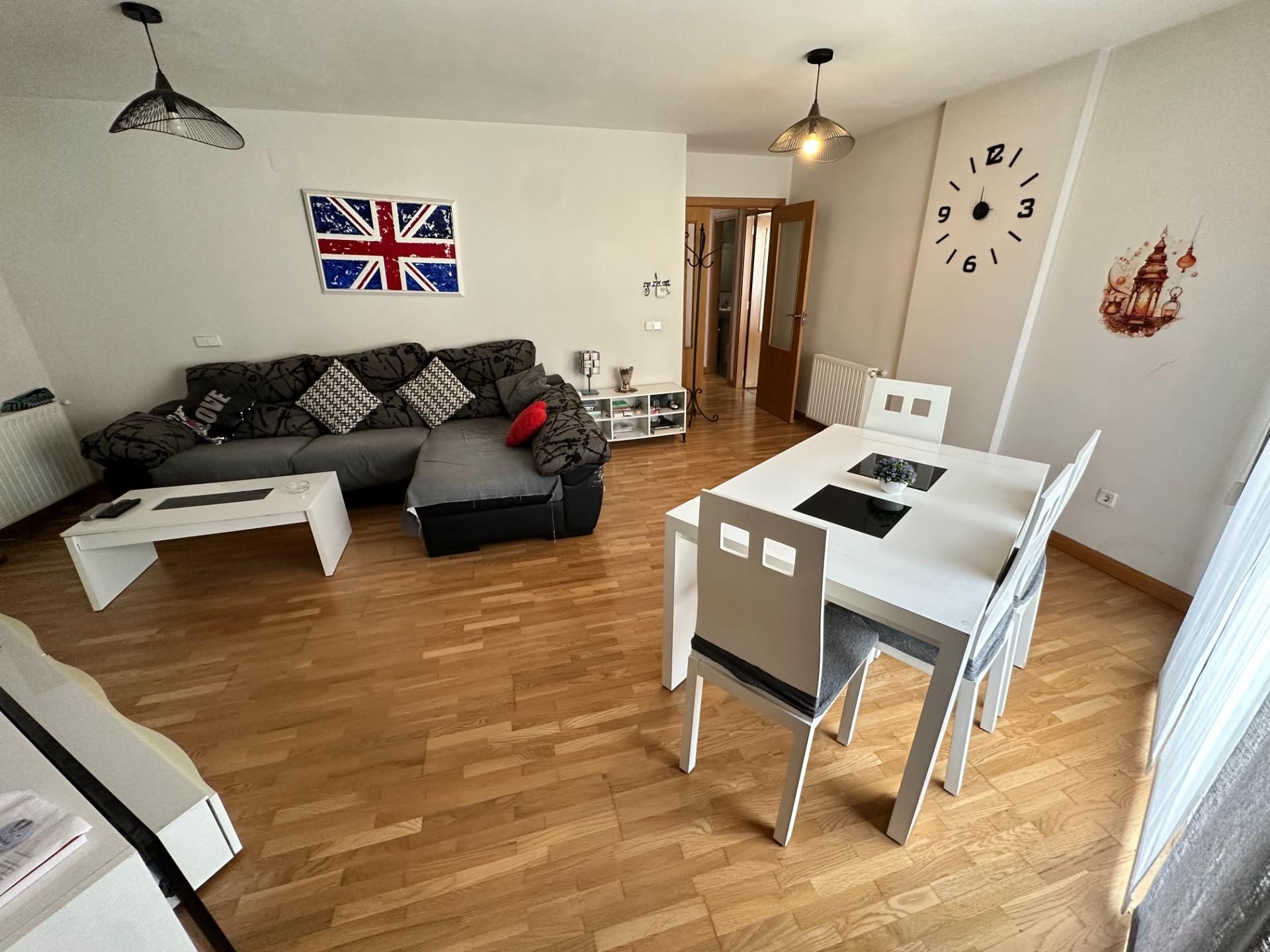 Sala d'estar de Pis en venda en Cuenca Capital amb Calefacció, Traster i Balcó