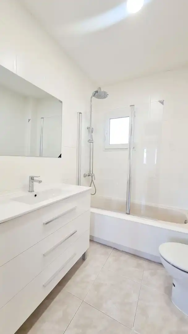 Badezimmer von Wohnung zur Miete in Madrid mit Klimaanlage