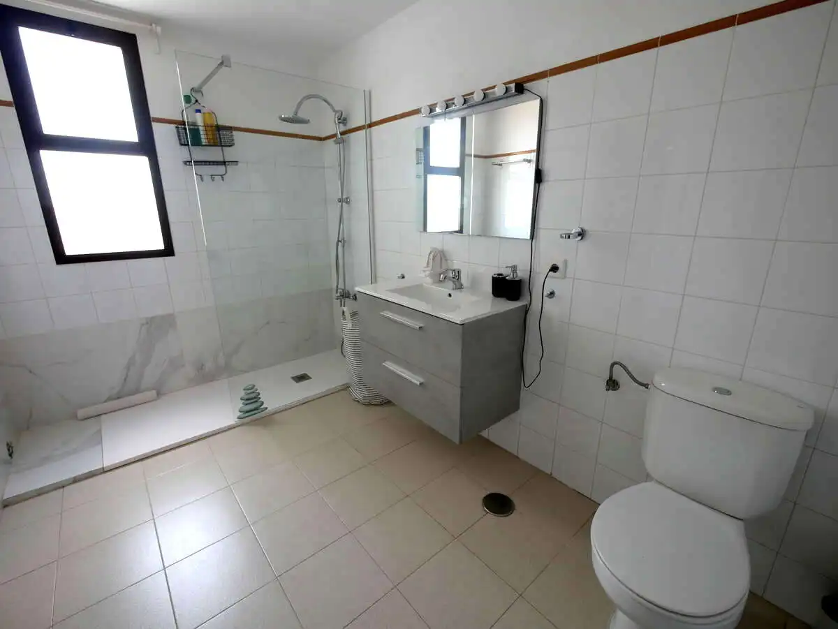 Bany de Apartament en venda en Teguise amb Terrassa, Moblat i Piscina comunitària