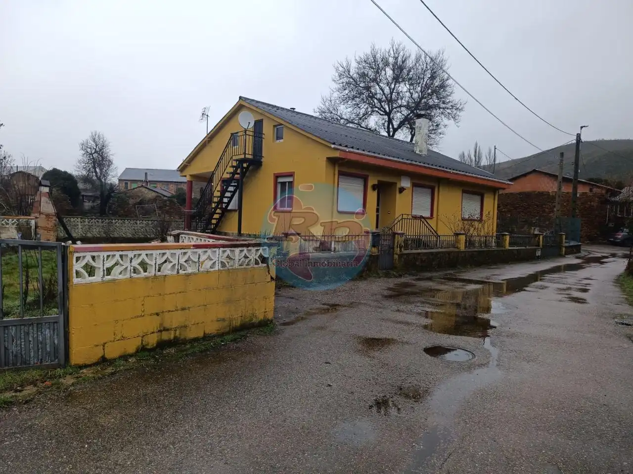 Vista exterior de Casa o chalet en venta en Valdesamario con Jardín privado