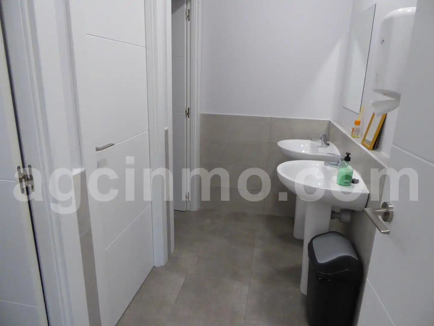 Baño de Nave industrial de alquiler en Valladolid