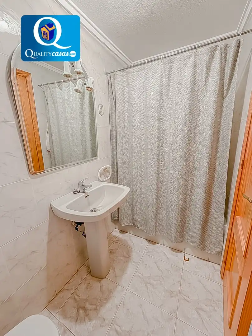 Badezimmer von Wohnung zur Miete in Torrevieja mit Terrasse