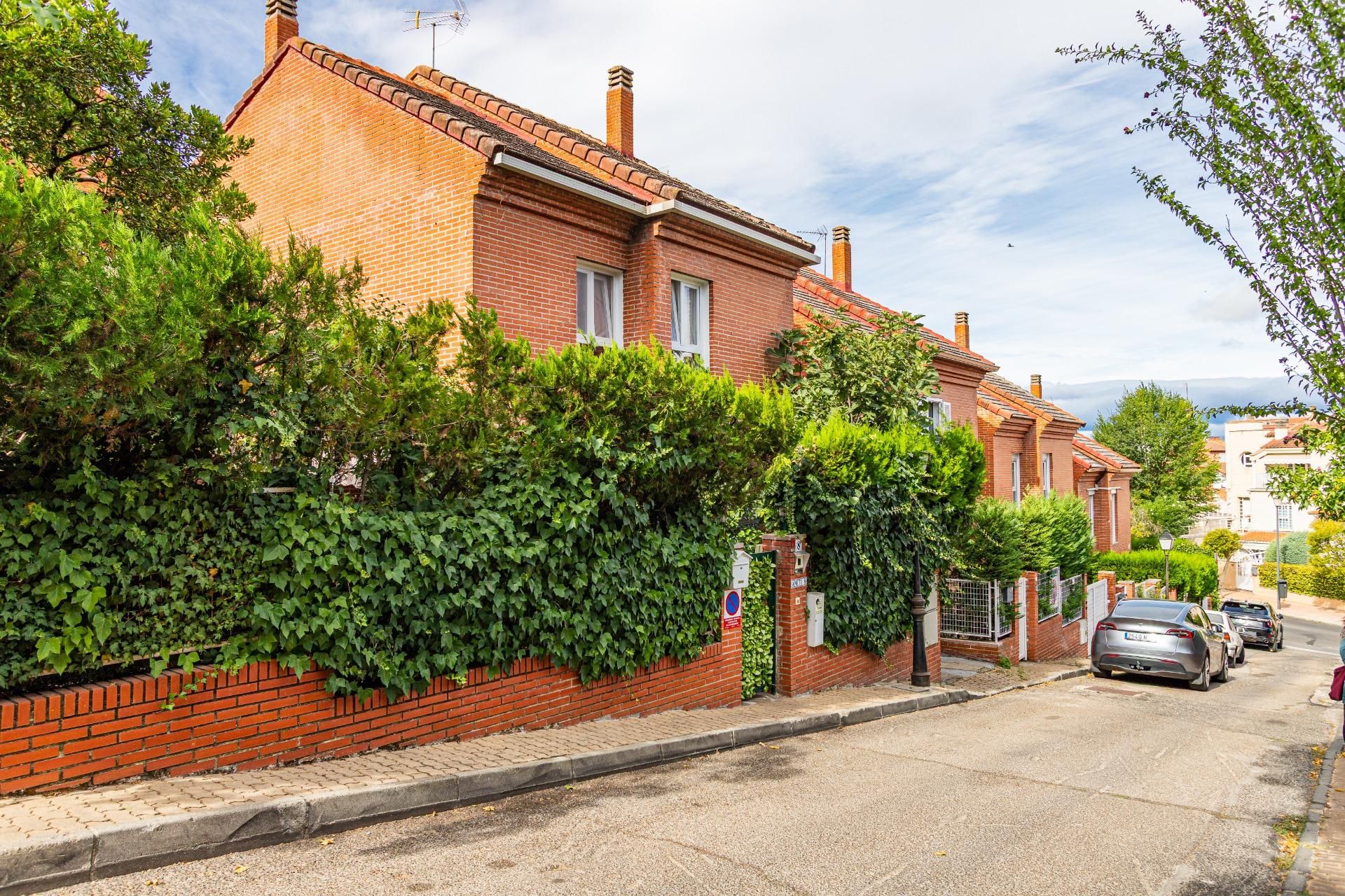 Vista exterior de Casa adosada en venta en Tres Cantos con Calefacción, Jardín privado y Terraza