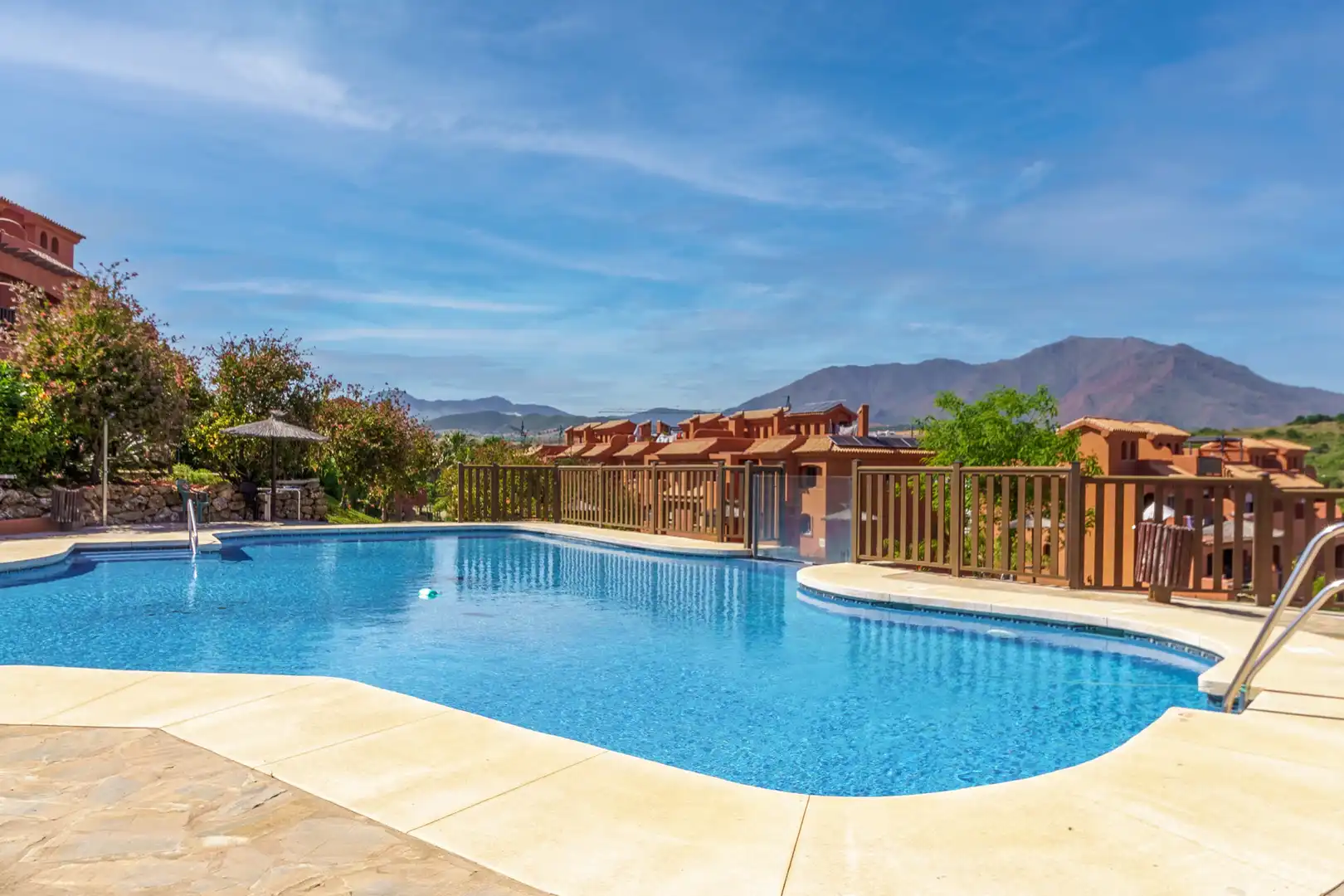 Piscina de Planta baja de alquiler en Estepona con Aire acondicionado, Jardín privado y Terraza