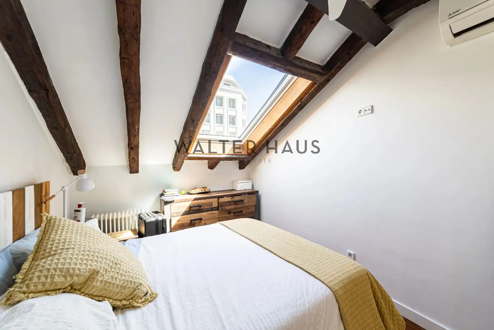 Habitación de Dúplex en venta en Madrid con Aire acondicionado, Calefacción y Horno