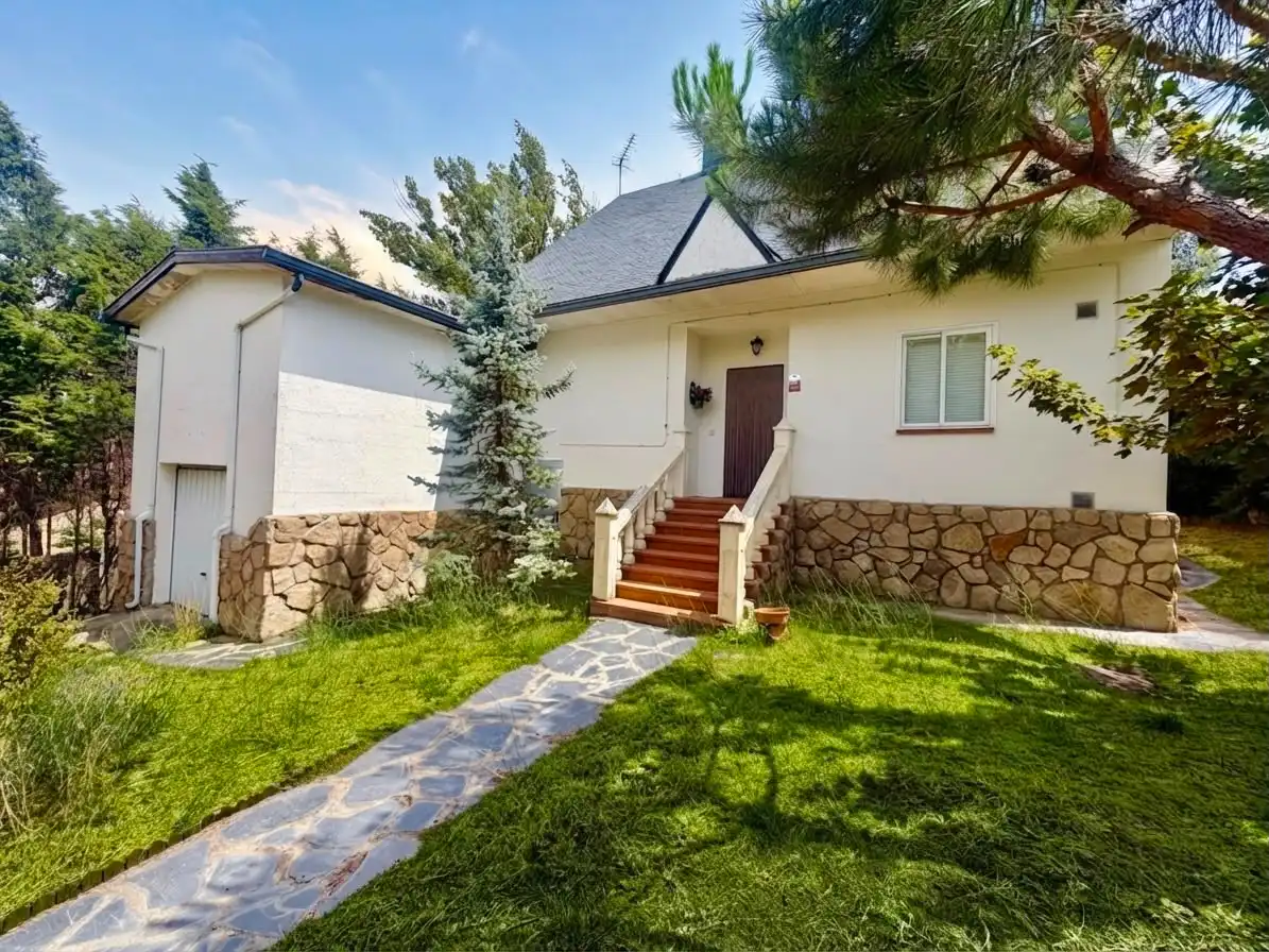 Vista exterior de Casa o chalet en venta en El Espinar con Calefacción, Jardín privado y Terraza