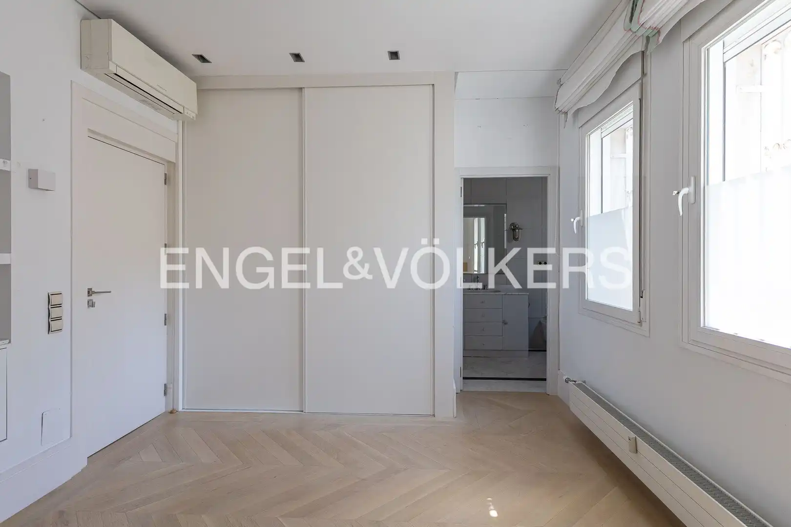 Schlafzimmer von Dachboden zur Miete in Madrid mit Klimaanlage, Heizung und Terrasse