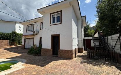 Exterior view of House or chalet for sale in Navas del Rey  with Air Conditioner, Heating and Private garden