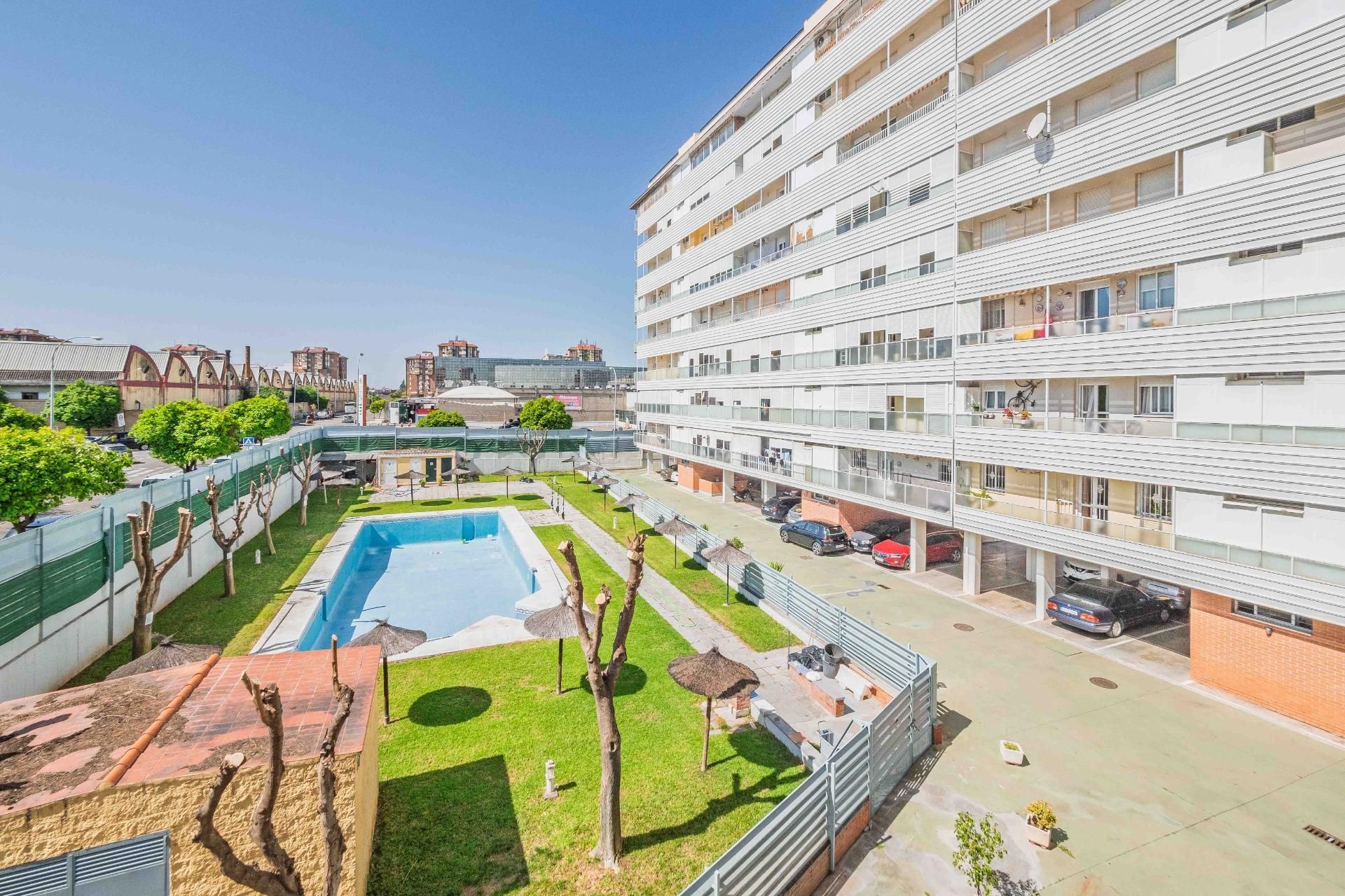 Exterior view of Flat for sale in  Sevilla Capital  with Air Conditioner, Private garden and Terrace