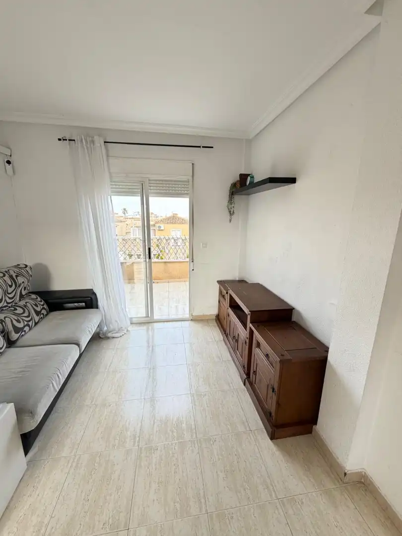 Sala de estar de Apartamento en venta en Torrevieja con Aire acondicionado, Balcón y Piscina comunitaria