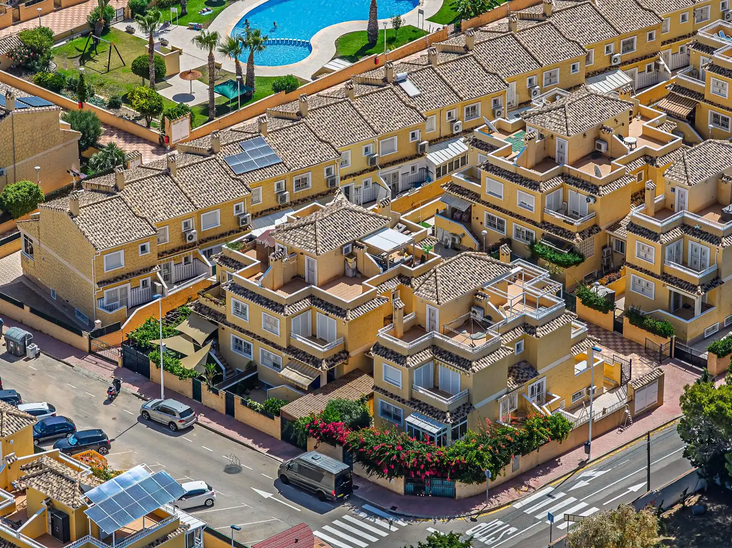 Vista exterior de Casa adosada en venda en Torrevieja amb Piscina comunitària