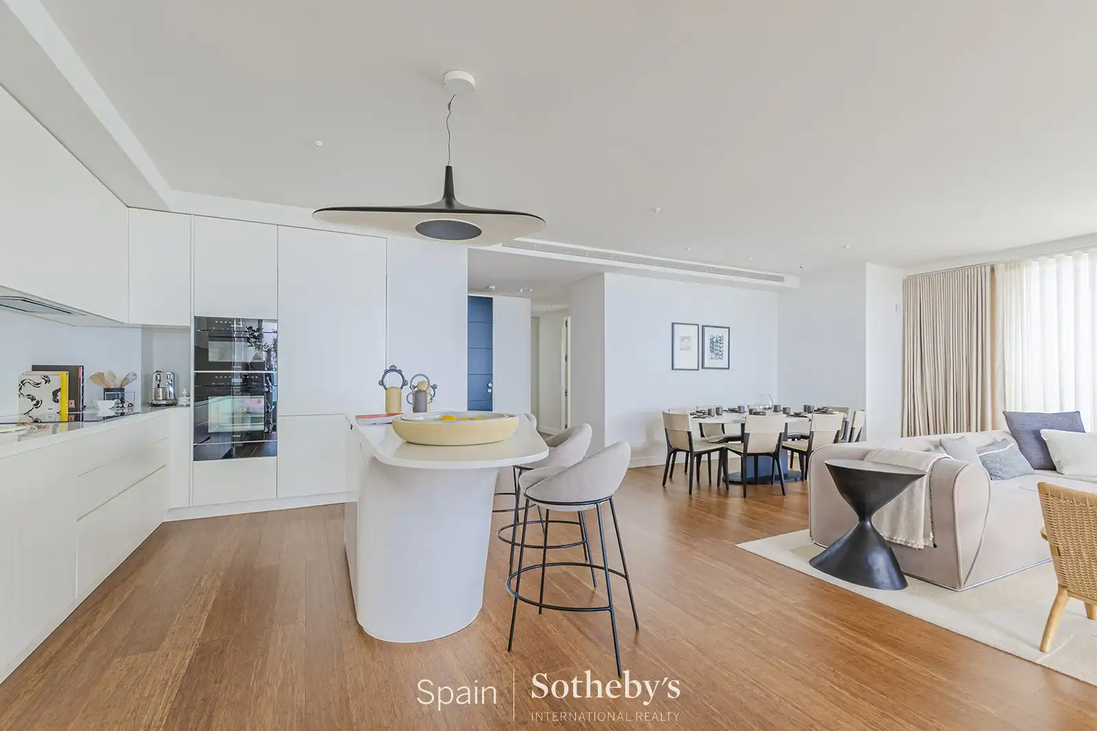 Menjador de Apartament en venda en Barcelona amb Aire condicionat, Calefacció i Terrassa