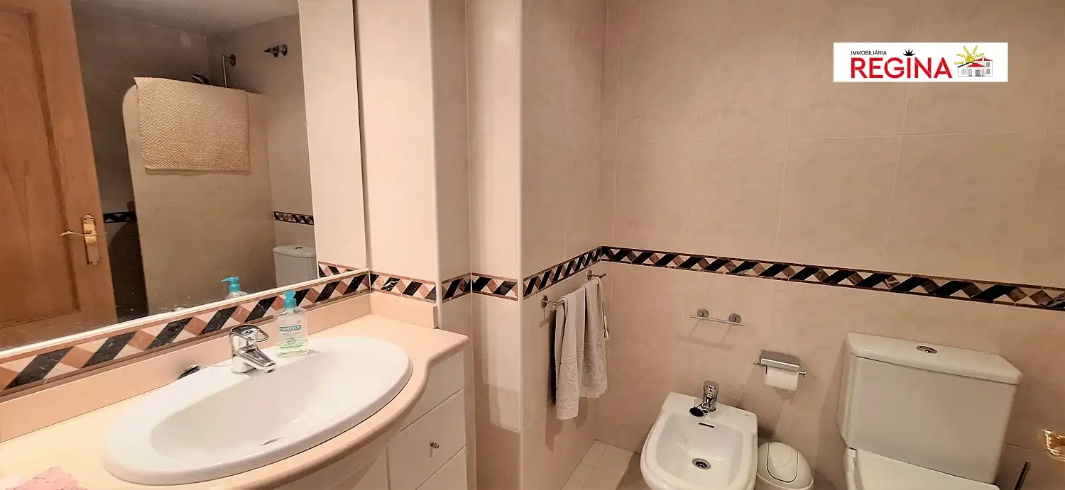 Badezimmer von Dachboden zum Verkauf in L'Escala mit Heizung, Terrasse und Möbliert
