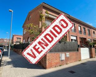Vista exterior de Casa adosada en venda en Granollers amb Aire condicionat, Calefacció i Jardí privat