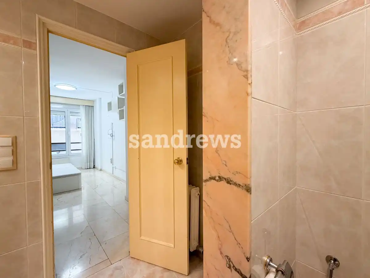 Bathroom of Flat for sale in Figueres  with Air Conditioner, Heating and Terrace