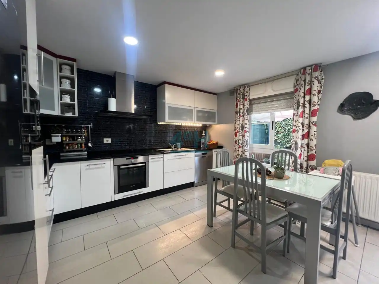 Cocina de Casa adosada en venta en Ourense Capital  con Calefacción, Jardín privado y Parquet
