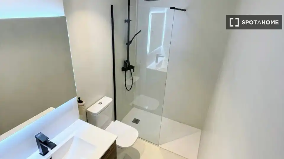Baño de Piso de alquiler en Barcelona con Aire acondicionado, Calefacción y Amueblado