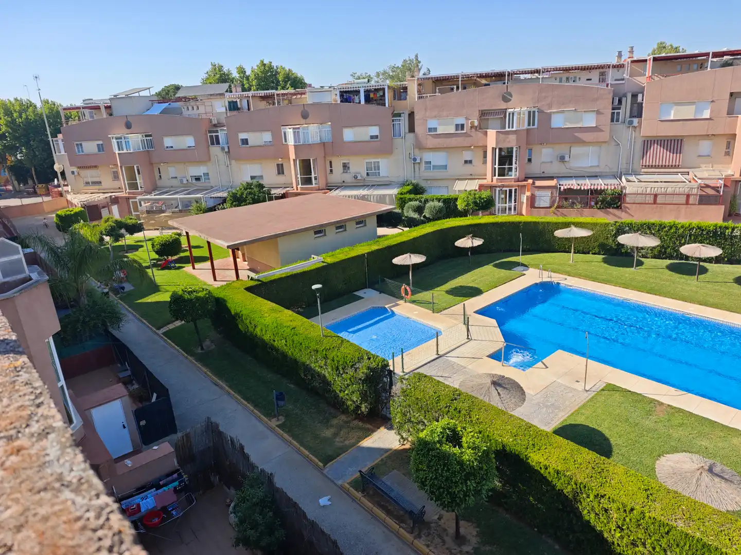 Piscina de Dúplex en venda en Dos Hermanas amb Aire condicionat, Jardí privat i Terrassa