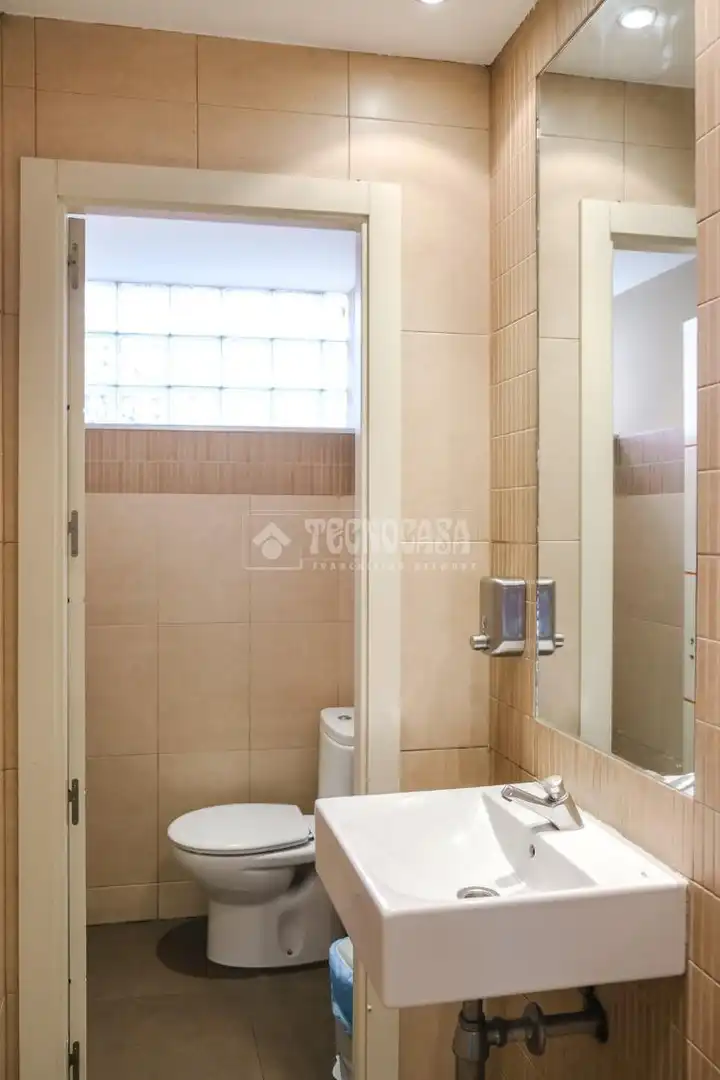 Bathroom of Commercial properties for sale in Madrid  with Air Conditioner and Terrace