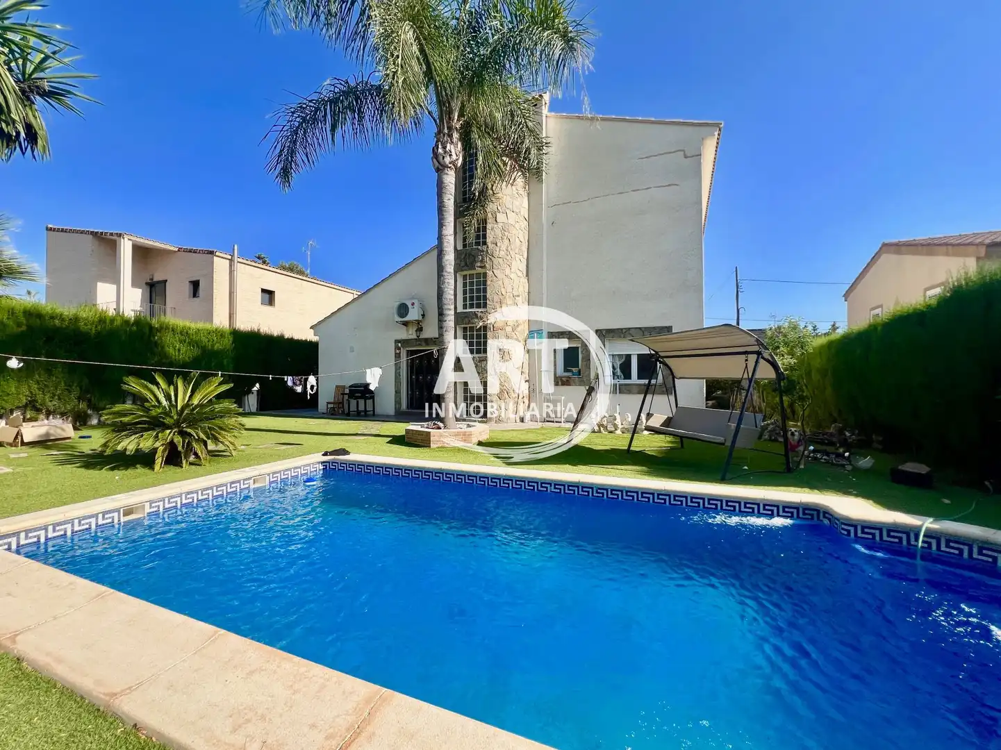 Vista exterior de Casa o xalet en venda en L'Eliana amb Aire condicionat, Calefacció i Jardí privat