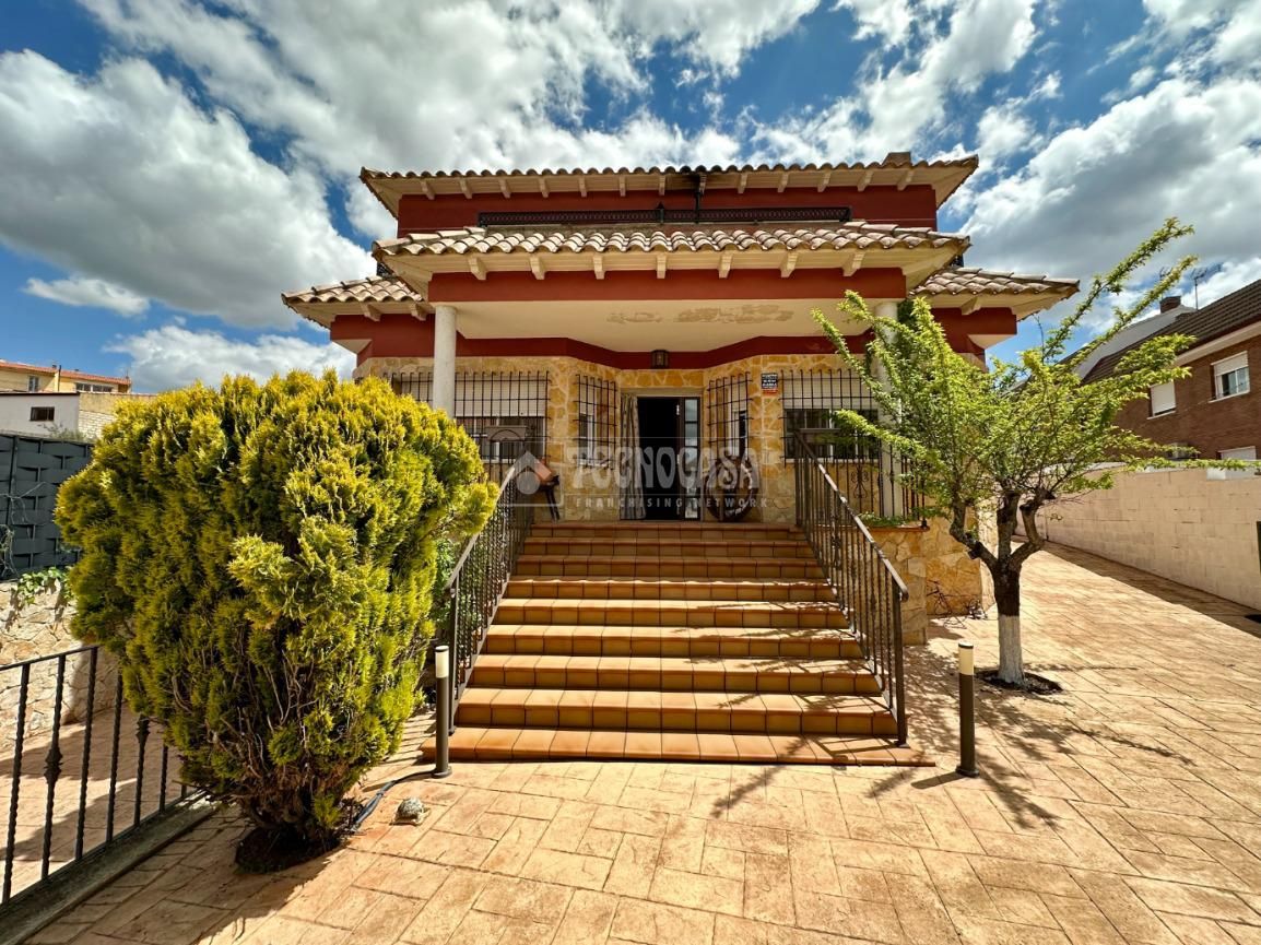Vista exterior de Casa o xalet en venda en Mondéjar amb Aire condicionat, Calefacció i Terrassa