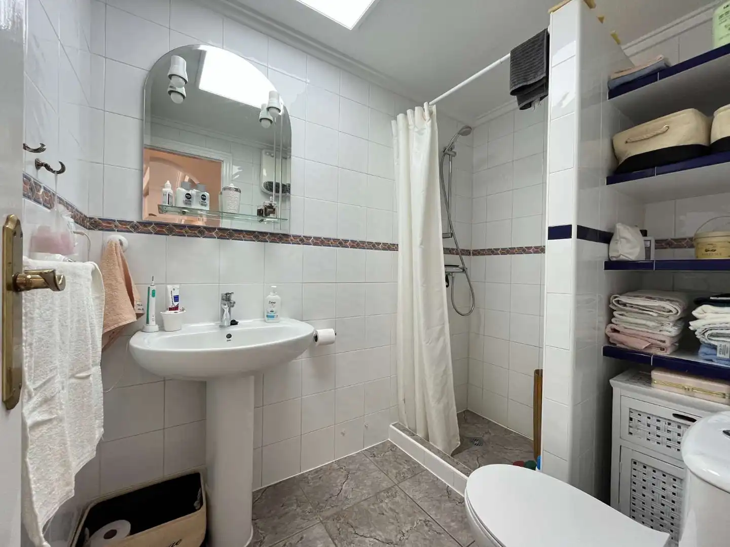 Bany de Apartament en venda en Orihuela amb Terrassa, Piscina i Moblat