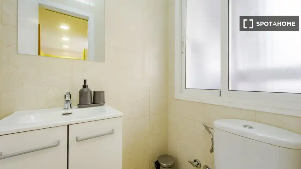 Bathroom of Flat for rent in Madrid  with Air Conditioner, Heating and Furnished