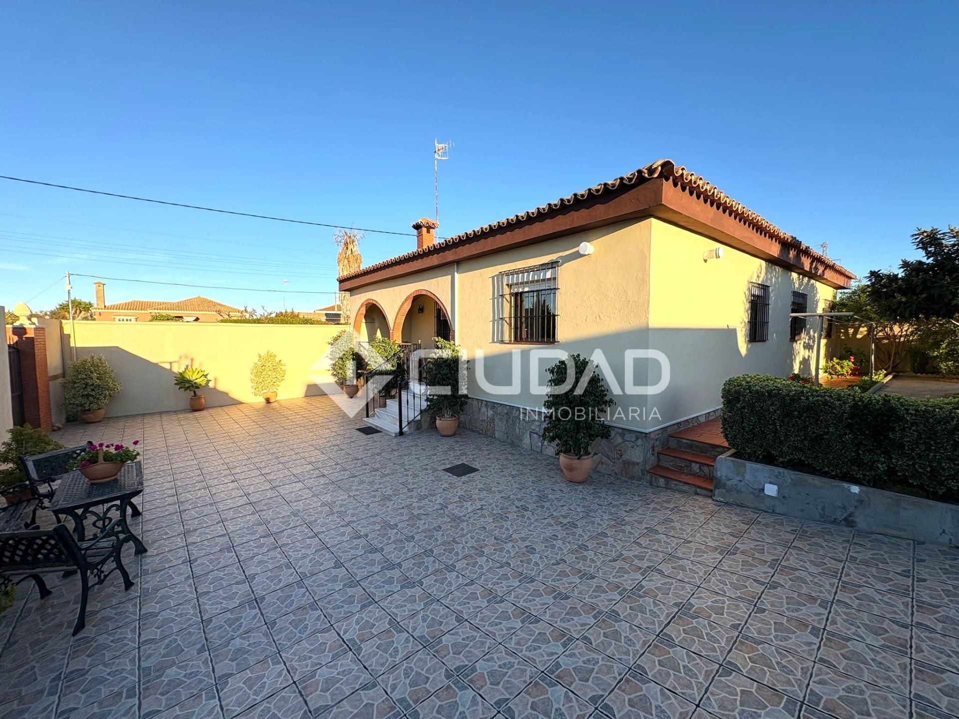 Exterior view of House or chalet for sale in Sanlúcar de Barrameda  with Private garden and Terrace