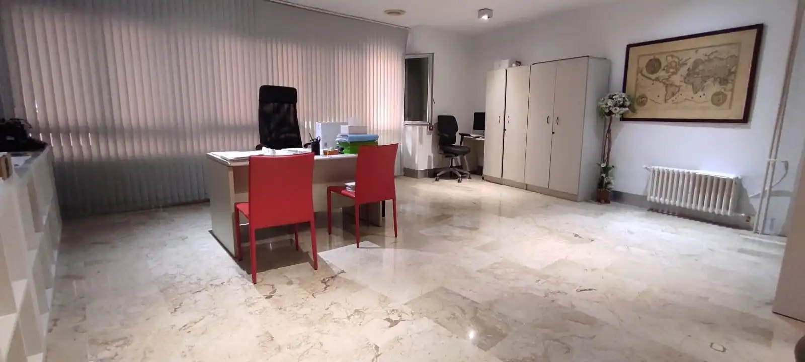 Büro zur Miete in Granada mit Klimaanlage, Heizung und Abstellraum