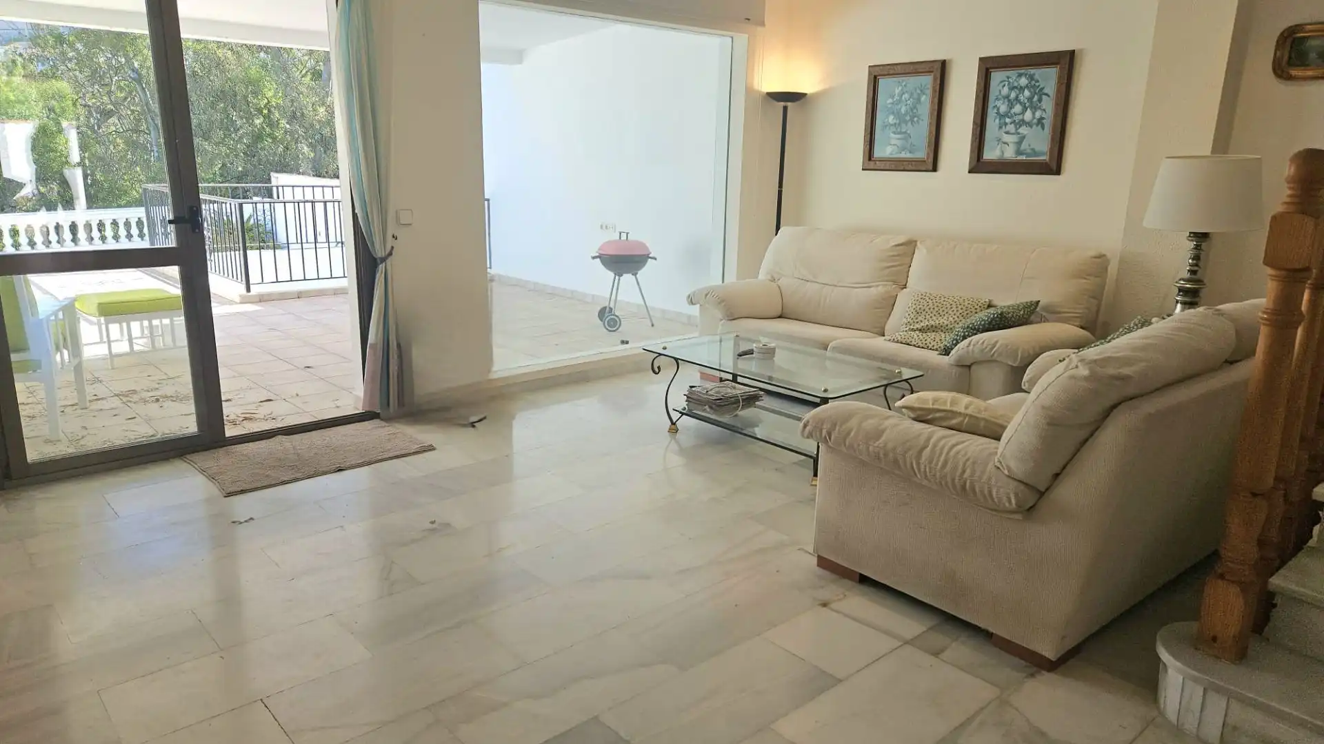 Sala d'estar de Casa adosada en venda en Benalmádena amb Terrassa, Moblat i Piscina comunitària